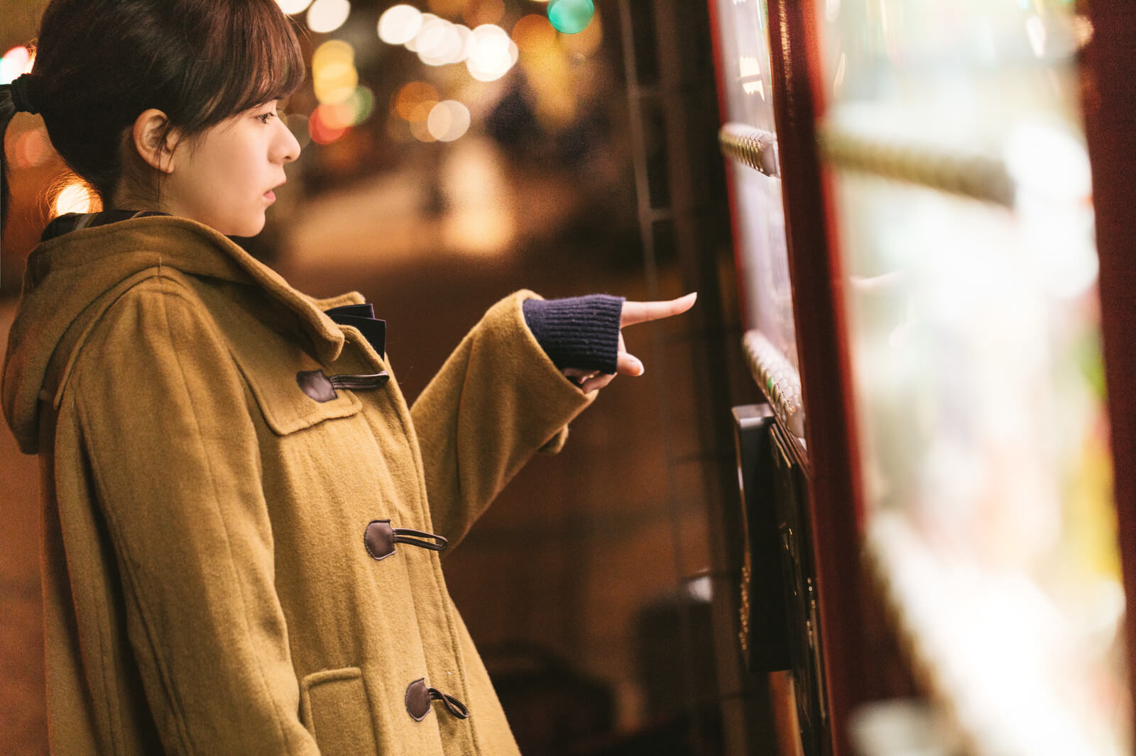 自動販売機を使う人の画像