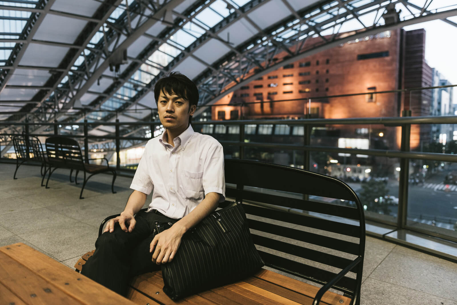 落ち込むサラリーマンの画像