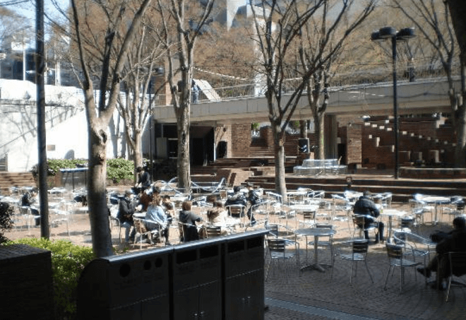 新宿三井ビルのオープンテラス