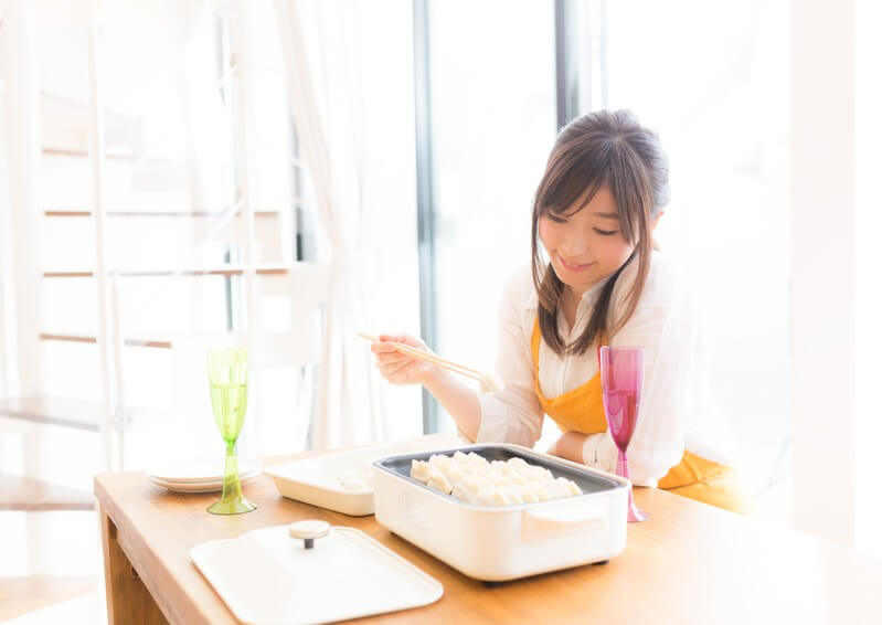 料理を作る嫁