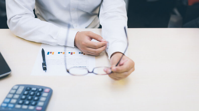 予算達成に悩む営業マン