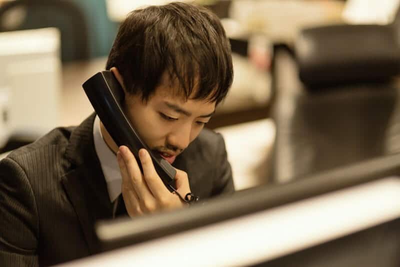 テレアポする営業マン