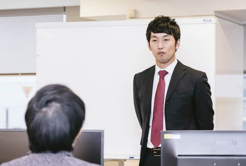 副業を探す男性