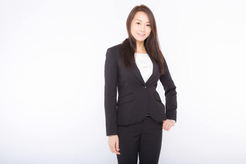 スーツの女性