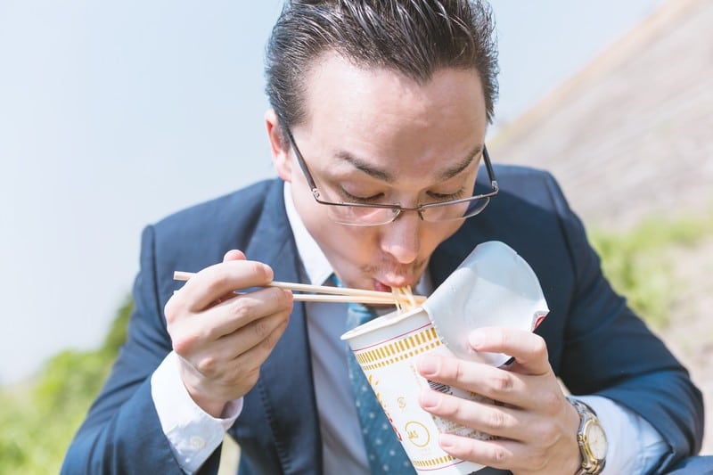 給料が少なくてカップ麺しか食えない写真